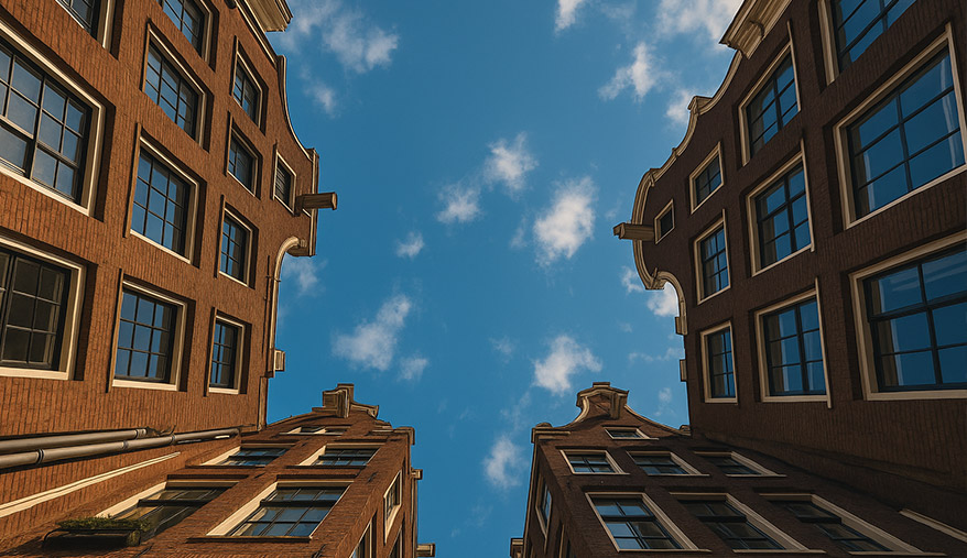 amsterdam-duurzame-energie-rener Uitzicht op Amsterdam met duurzame stadsverwarming en zonnepanelen